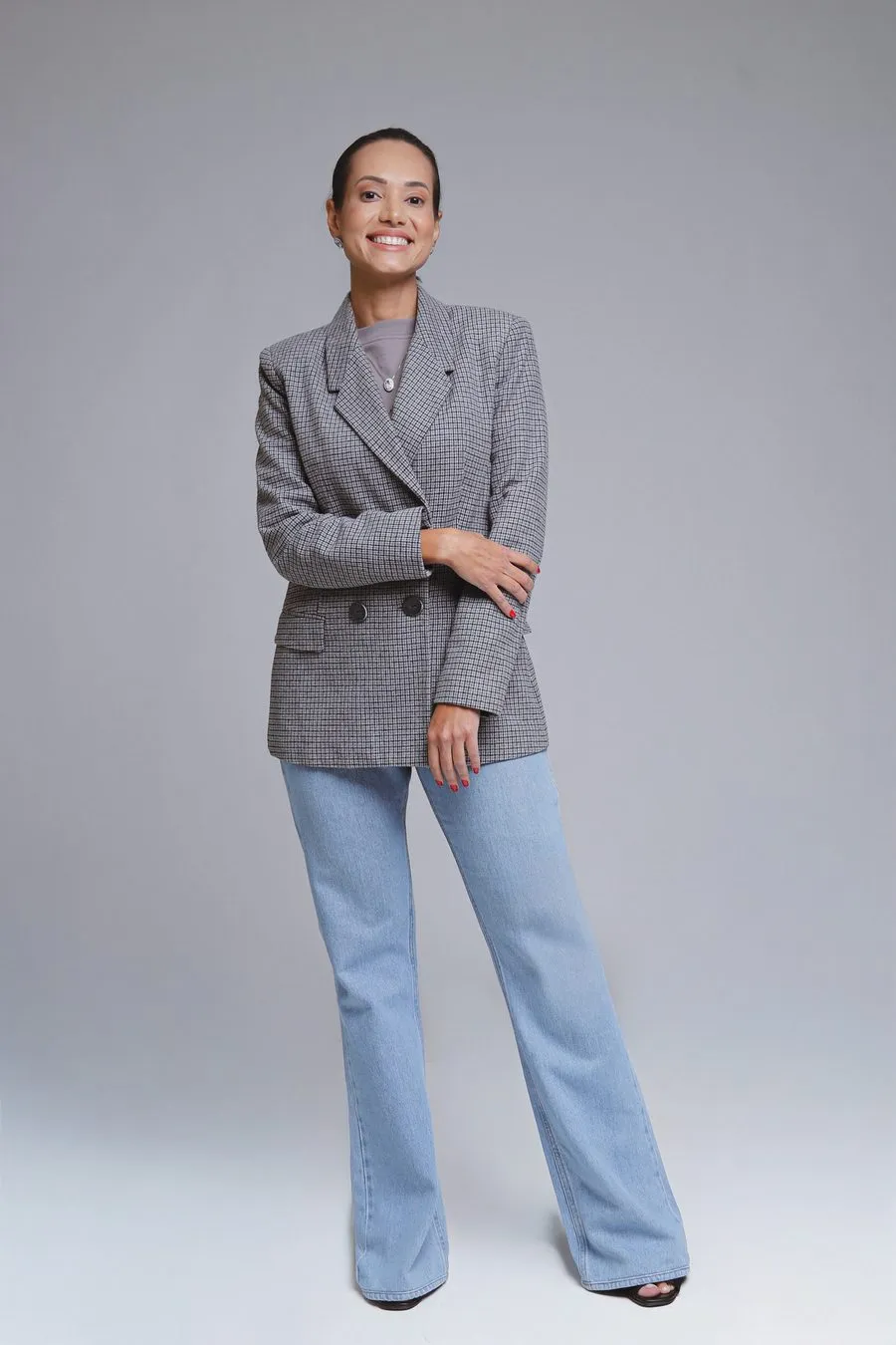 Dra. Maria Tereza Vasques sorrindo, de blazer